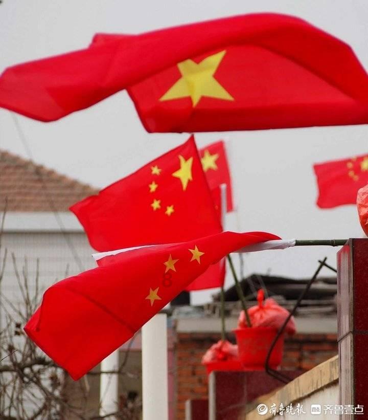 江西赣州:小车撞护栏3人被困,消防员紧急救援